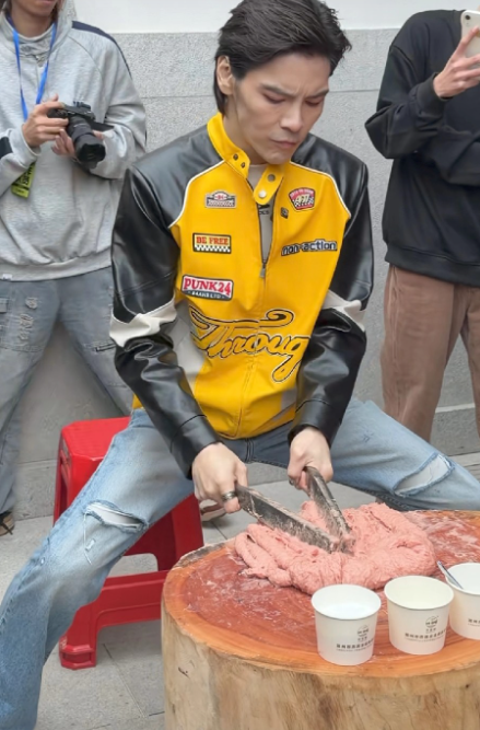 从封面进去，以为是美团小哥，大环境真不好了，向佐都跑美团外卖了