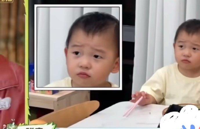 #夏日生活打卡季# 郑思维给艾登道歉
看《爸爸当家》，郑思维忙带俩娃忽略艾登，发