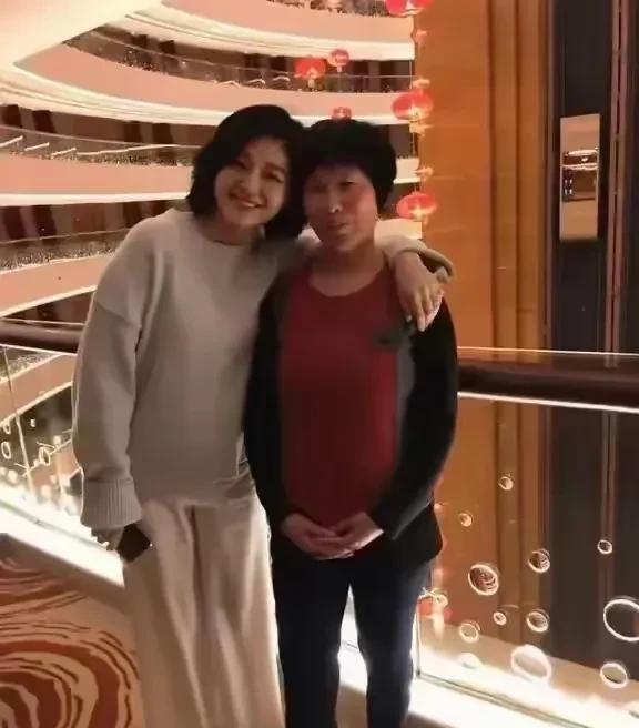 就想说
这张照片
难道又是S家想搞事情
放在网上给大家看的么
大S搂着小杨阿姨