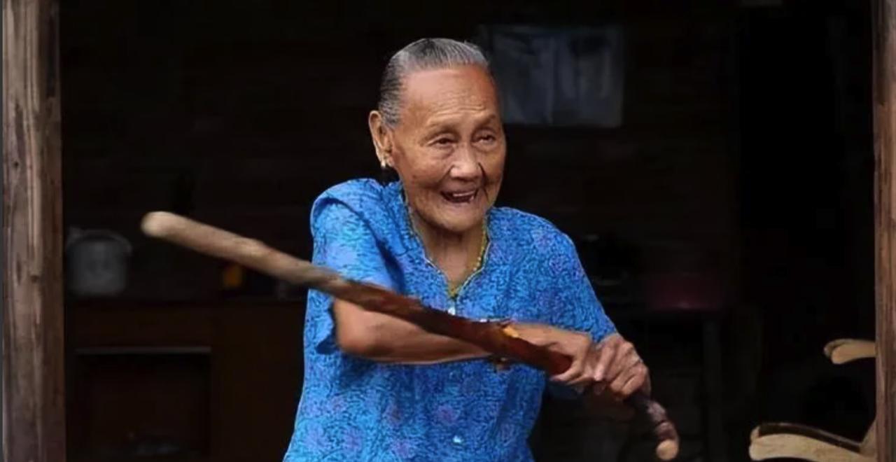 1941年，女兵银金花被一群鬼子包围，没想到，她手持刺刀，连杀7个日本兵。百岁她