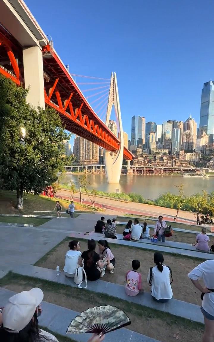 今天重庆三十八度高温，但是树荫下面还是不饿，比较清凉。这个地方有个厕所，厕所里面