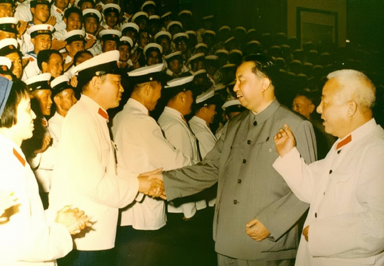 华国锋想解决问题，却拿不准吴忠的态度。吴忠是开国少将，当时是北京卫戍区司令员，地