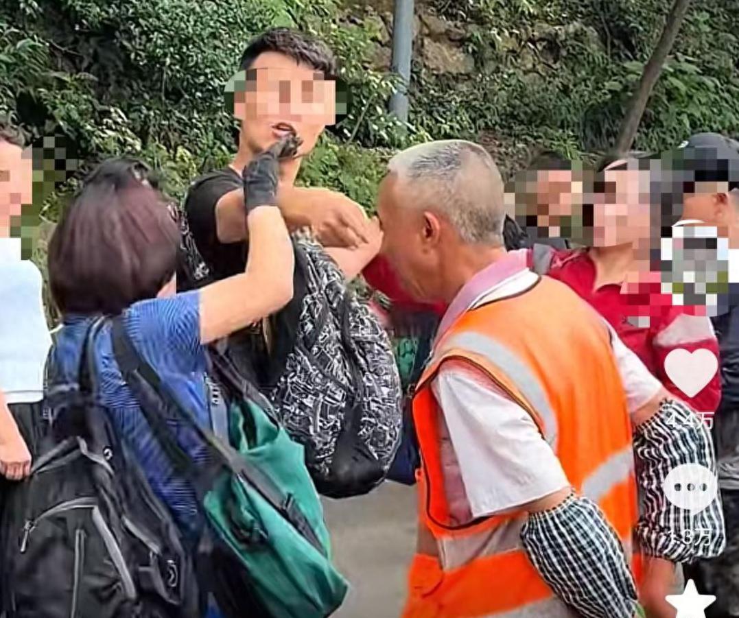 #景区回应工作人员赶猴子被游客指责#这个男游客看似爱护猴子，实际上是一种虚伪的爱