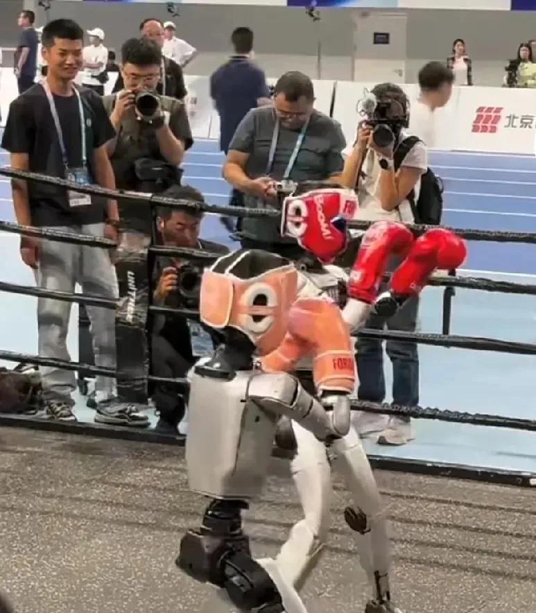 这是机器人的一小步，却是人类的一大步。8月17日，第一届世界人形机器人运动会，在