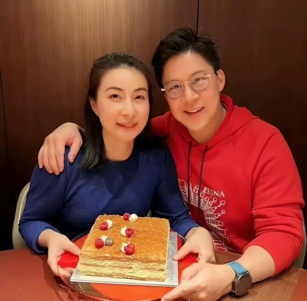 霍启刚的弟弟霍启仁近日宣布订婚，嫂子郭晶晶不仅表达了祝福，还得到了公婆的赞赏，认