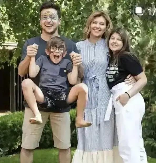 .这张拍摄于俄乌战争前的全家福中，43岁的泽连斯基总统笑容灿烂，身旁是气质出众的