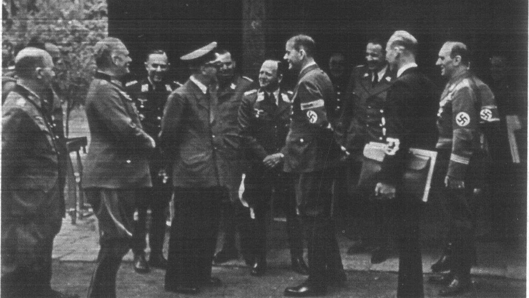 此人与隆美尔犯了同样的错误，隆美尔死了，他借一操作逃过一劫