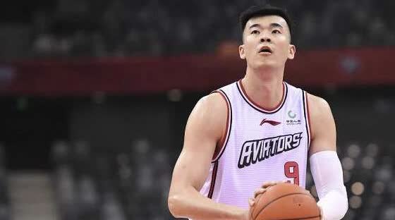 高速报价深圳天才锋线
上赛季邱彪出人意料地辞掉新疆主教练转投山东高速，并且5年