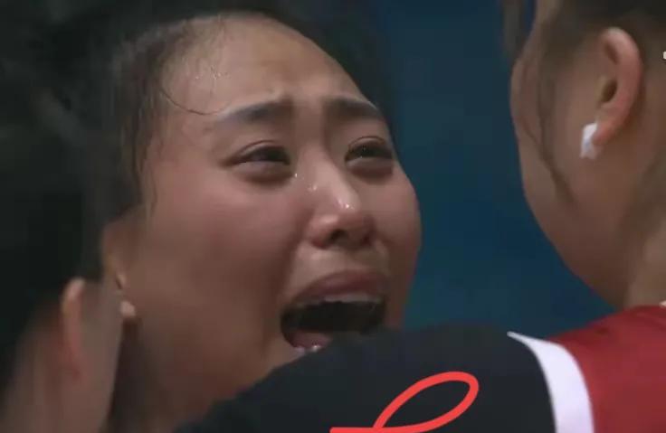燃爆了！中国女篮力克美国队夺冠，三分球22投11中，这命中率看得人热血沸腾，刘禹
