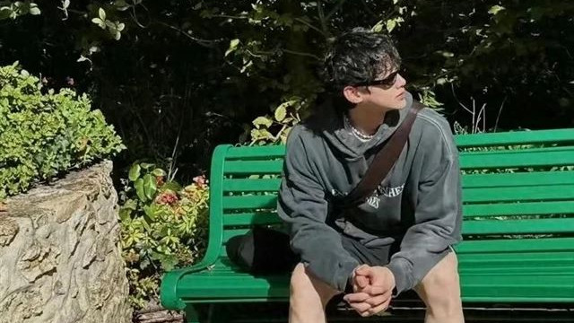 真嫂子破防了？宋轶重新编辑与白敬亭同款椅子照片，疑似宣示主权