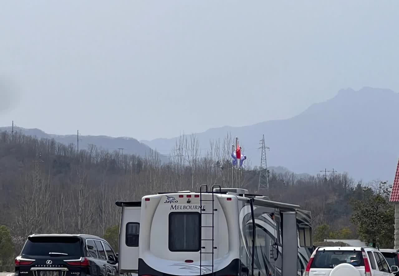 服务区停款巨无霸，谁知道这车得多少银子？今天，在郑栾高速尧山服务区，见到一款某特