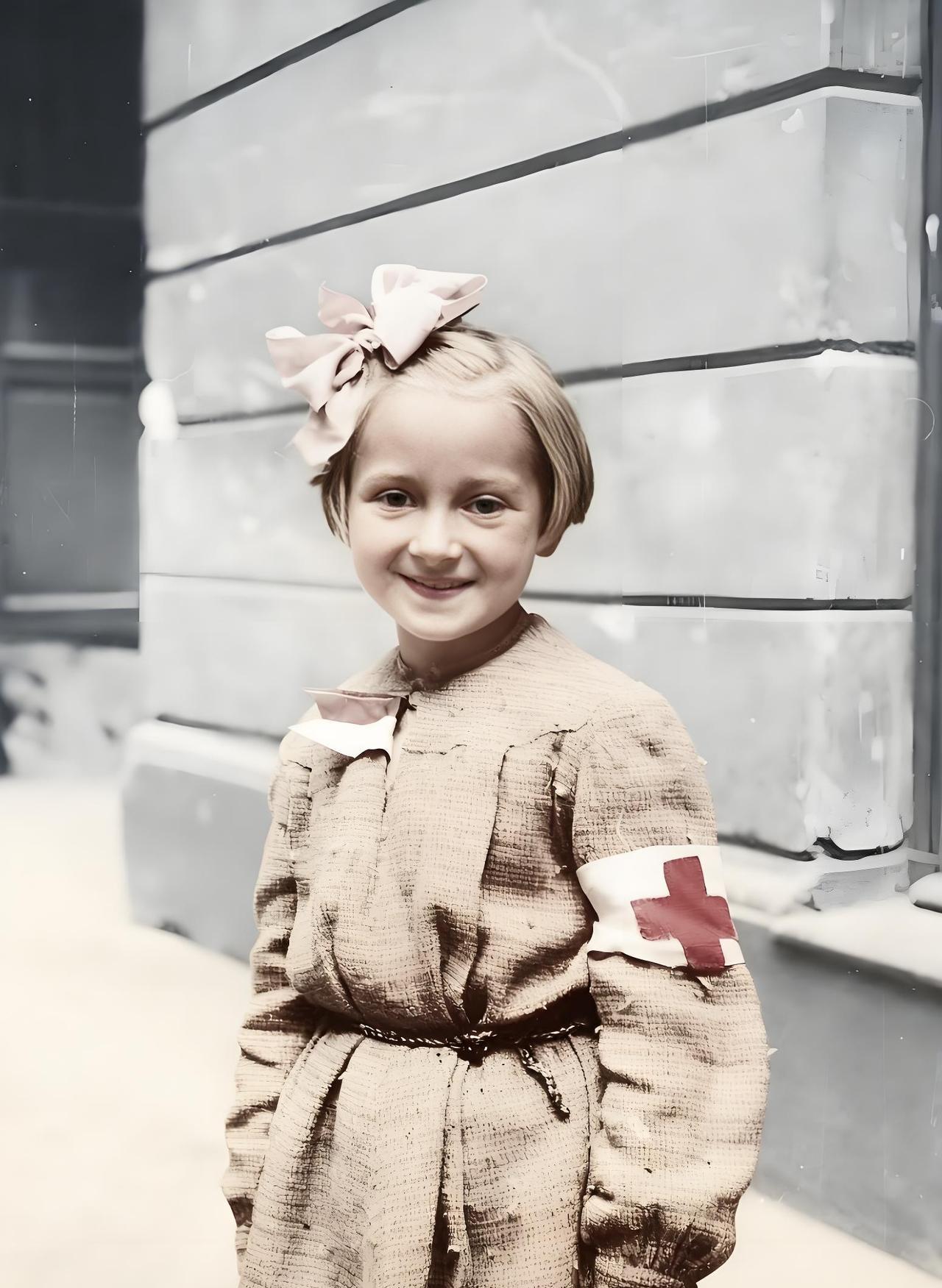这是一个可怜的小女孩，年仅8岁，名叫罗日卡．戈兹杰夫斯卡，1944年8月，她是华