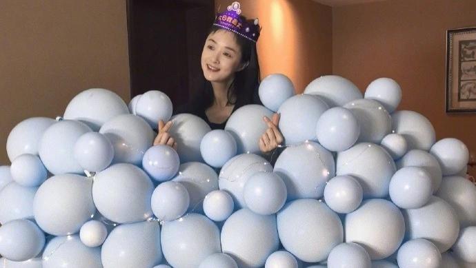 42岁蒋欣晒庆生照，素颜卖萌甜称新的十八岁，妈生脸美得太优越了