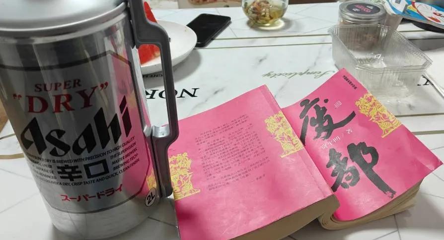 昨天泡了一个透澡，有室外温泉，屋子里的三个泡池温度越高水越清，最热的泡池有48℃