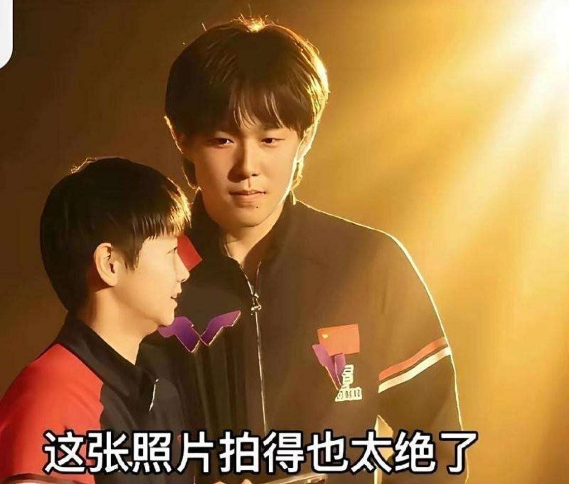 大头看莎莎的眼神也太宠溺了，也不知两小只心里互生喜爱了吗？
大头和莎莎的亲密关系