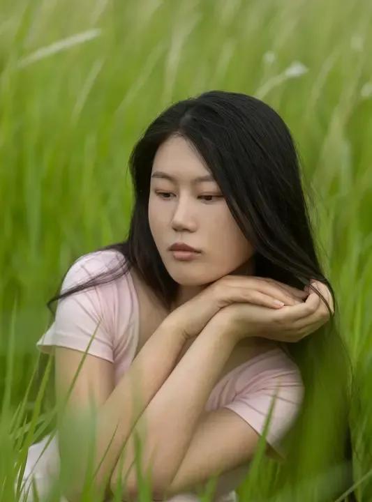 恋爱成功与否和智商高低，财富多少关系不大，和眼缘深浅，相识早晚关系很大。
比如，