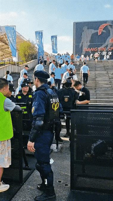 替代的上岗了，所有的协警、辅警都可能要下岗了。