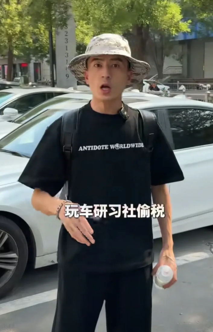 宁得罪君子别得罪小人物，大概一年前狂飙兄弟带着几个人碰瓷玩车研习社说人家卖泡水车
