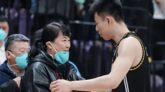 张镇麟从中国男篮当年的未来希望，到一个将近两年都没有代表国家队打球的“伤痕累累”