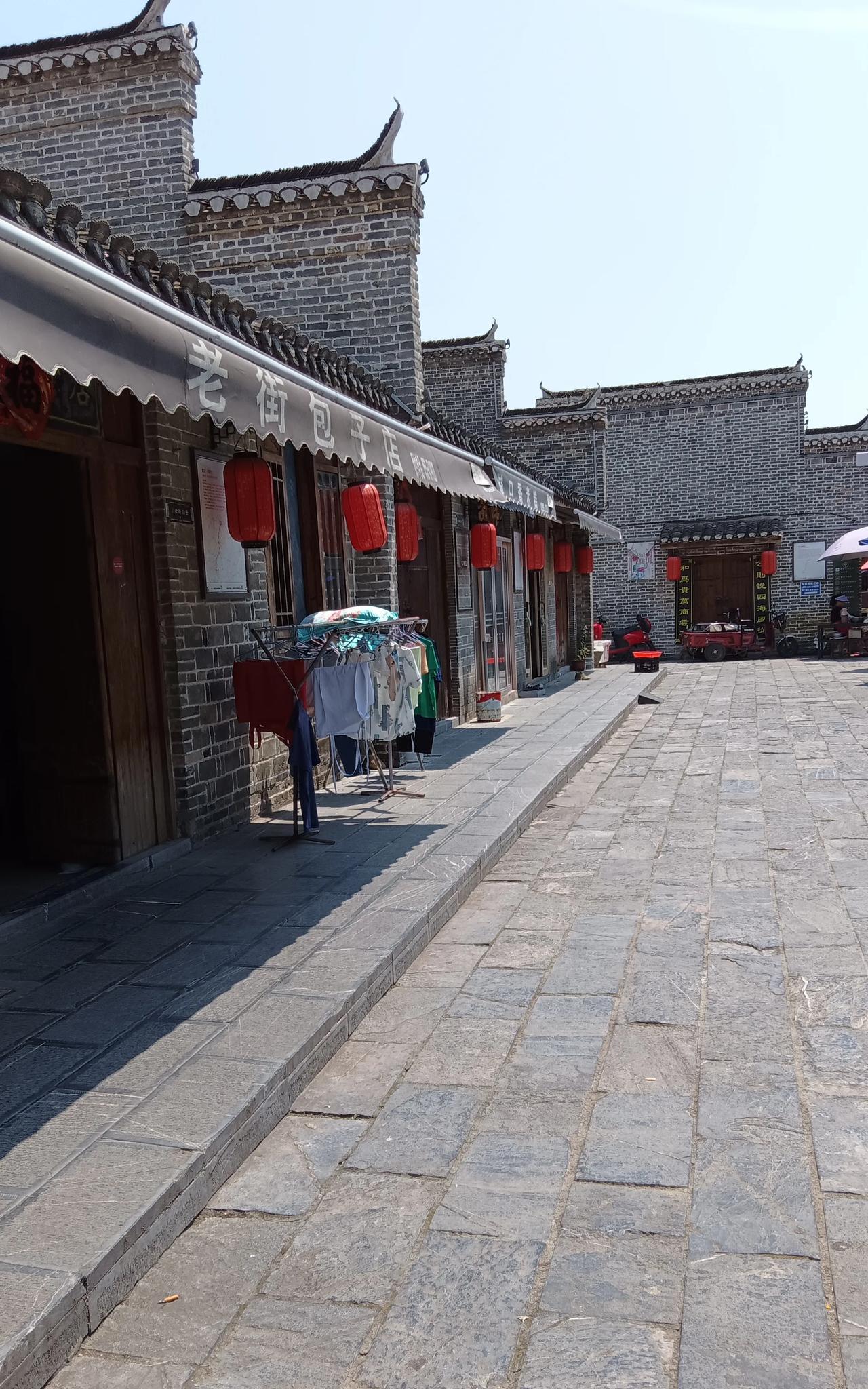 在我所在的五六线县级市，农村人县城买房几乎没全款的。这背后有很多无奈。现在进城买