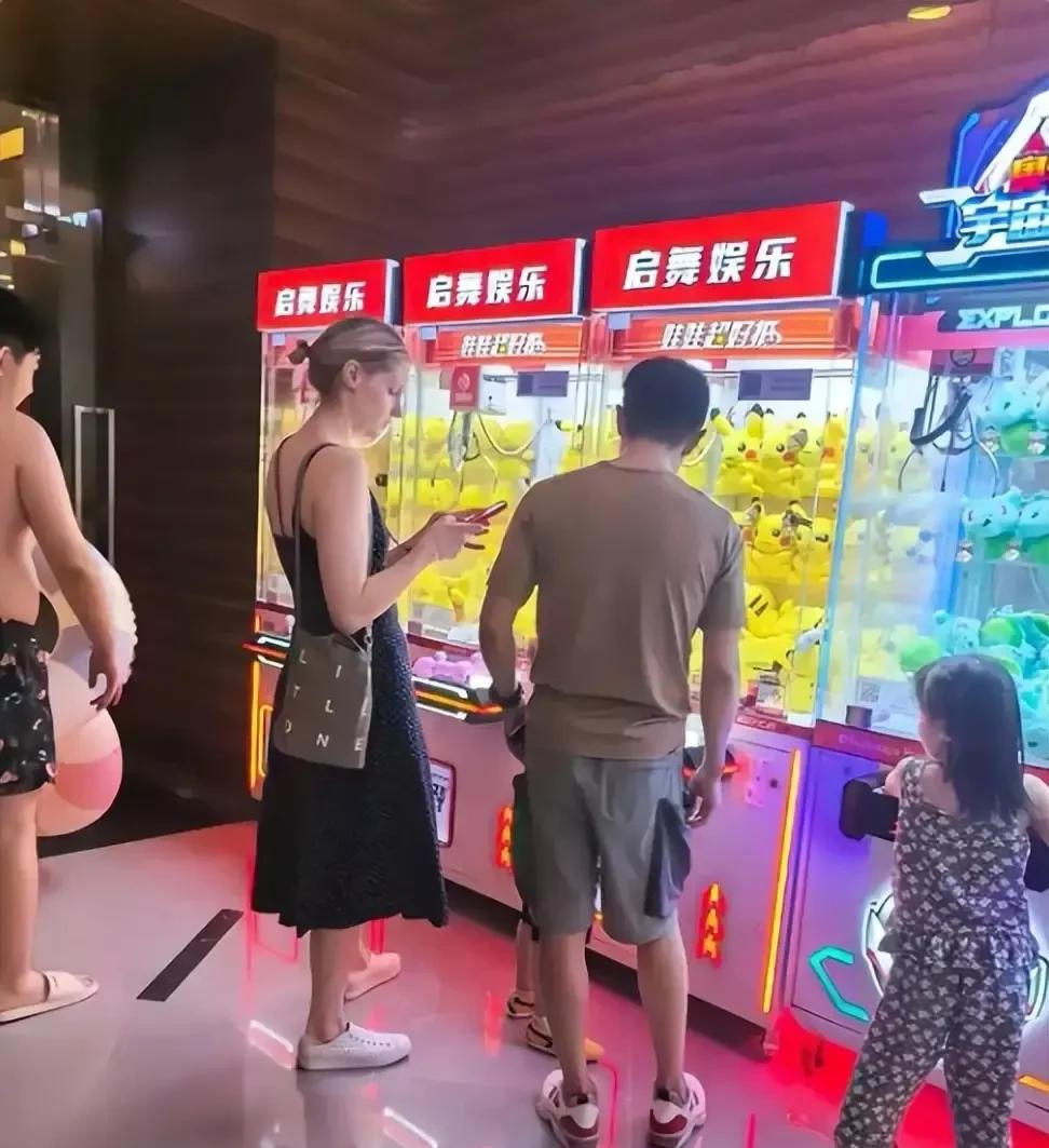 撒贝宁、李白夫妻陪伴儿女游玩儿，不戴口罩，和路人合影留念，活得很真实，也不怕围观
