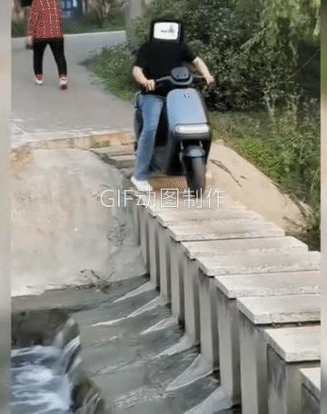 车：但凡你下来推着走，都不会带你下去的！
骑着摩托，走不该走的路，很多路也就是这