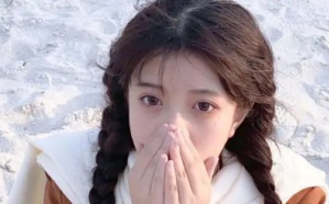 青海旅游时老公狠心将智障儿丢弃戈壁，让我被骗多年，19年后重游旧地竟遇男孩喊我妈