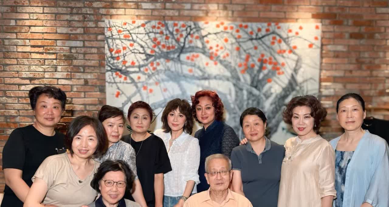刘嘉玲回苏州参加同学聚会，老师同学气质都很好，离乡47年仍联络
刘嘉玲回苏州参