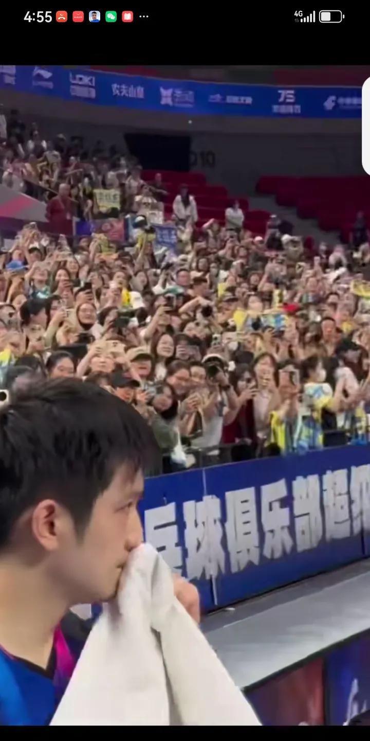 樊振东，王楚钦，退场都会有迷妹尖叫，都是喊破音，比赛现场的观众百分之90是迷妹粉