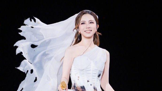 邓紫棋舞台造型封神！一袭“破碎感”婚纱让她美成了舞台神话