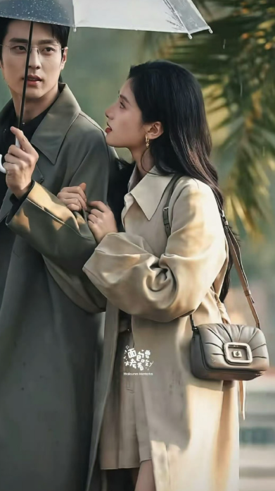 张婧仪陈靖可雨中撑伞漫步氛围感已拉满！任冬雪程厦配一脸！ ​​​