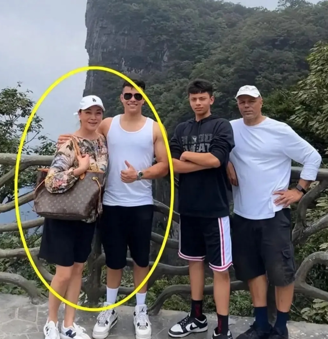 演员61岁史可定居瑞士，居住在苏黎世湖畔的豪宅中，两个儿子高大帅气

史可，19