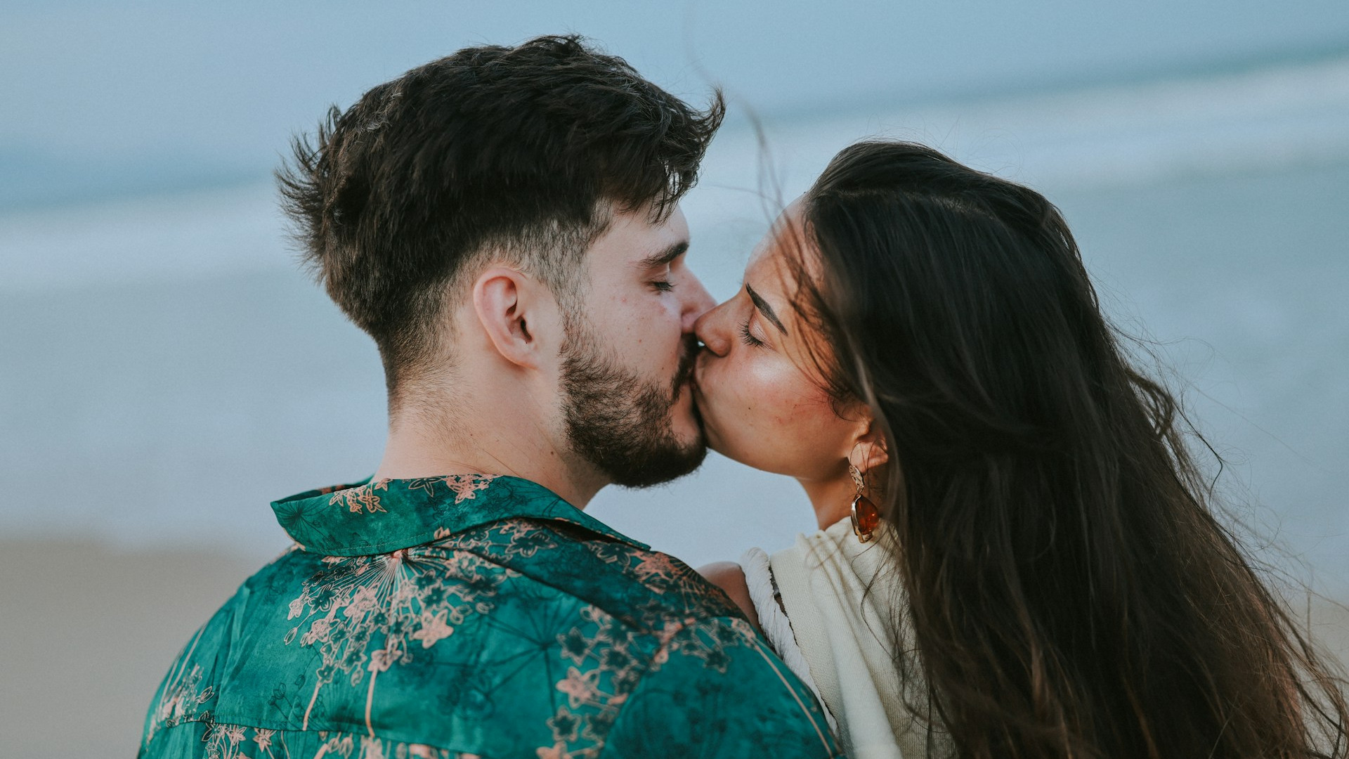 揭秘那些「虚构影像」如何摧毁妳的私密安全感