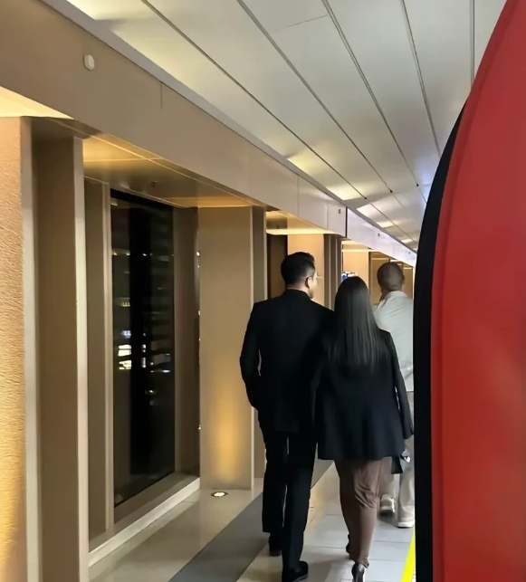 你们发现了吗
汪小菲和马筱梅在一起后，真的是超级爱逛街爱出来游玩啊！这个周末汪小
