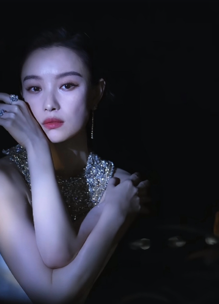 倪妮、汤唯、舒淇、周迅这几个一直是我喜欢的类型，之后又发现了宋佳和杨幂，她们有颜