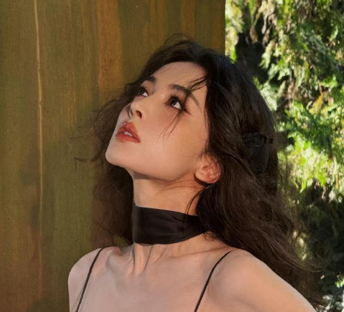 娜扎好会拍照啊，慵懒风情又迷人的氛围！