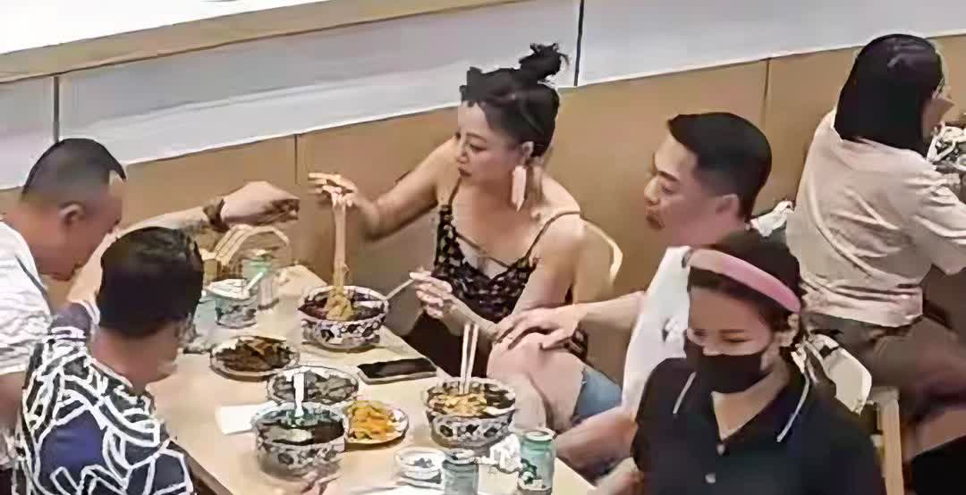 45岁殷桃带男友和家人聚餐！男友长相普通踏实可靠，是名离异医生。
