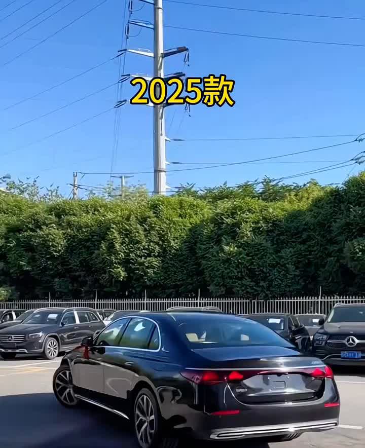 如果你确定去买奔驰e三百了，那就闭眼去选二十五款改款e三百豪华型轿车。关键现在有