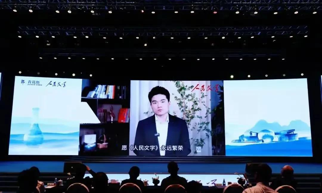 董宇辉获得《人民文学》大奖：
传播贡献奖。
传播贡献奖，《人民文学》与时俱进啊！