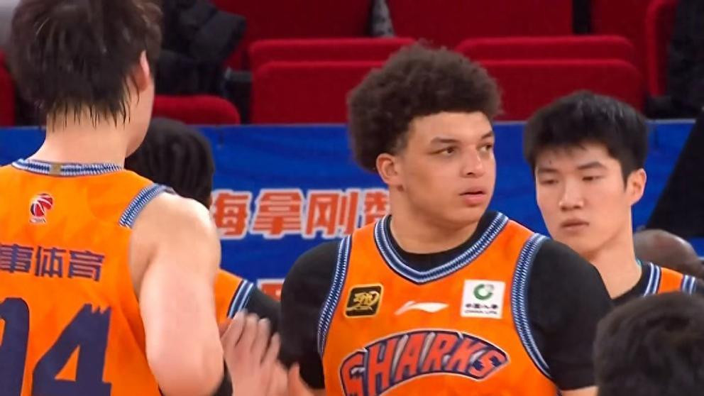 上海连胜冲击前8！送领头羊连败，王哲林19+13