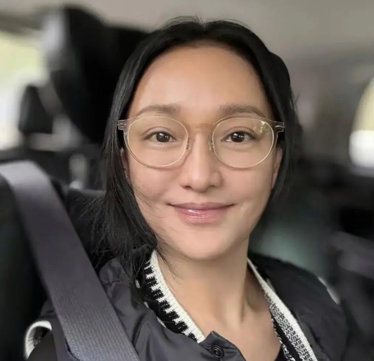 三八妇女节当天，51岁周迅晒素颜怼脸自拍，年过半百，状态很好。