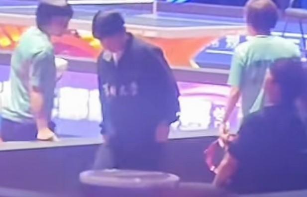 9.1莎莎匆匆离场，提前回京。球迷高呼下个赛场见！今天上午莎莎跟随深大俱乐部的队