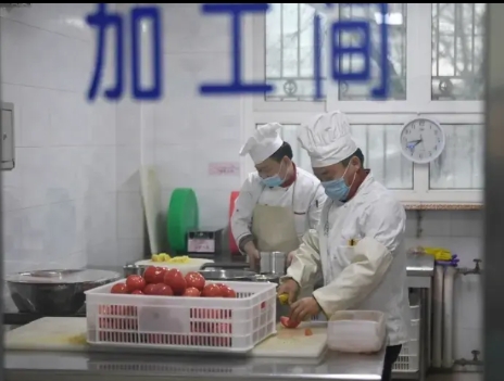 重庆教委出台新规，全市中小学食堂不允许承包，收归国营。
 
重庆这项新规，戳中了
