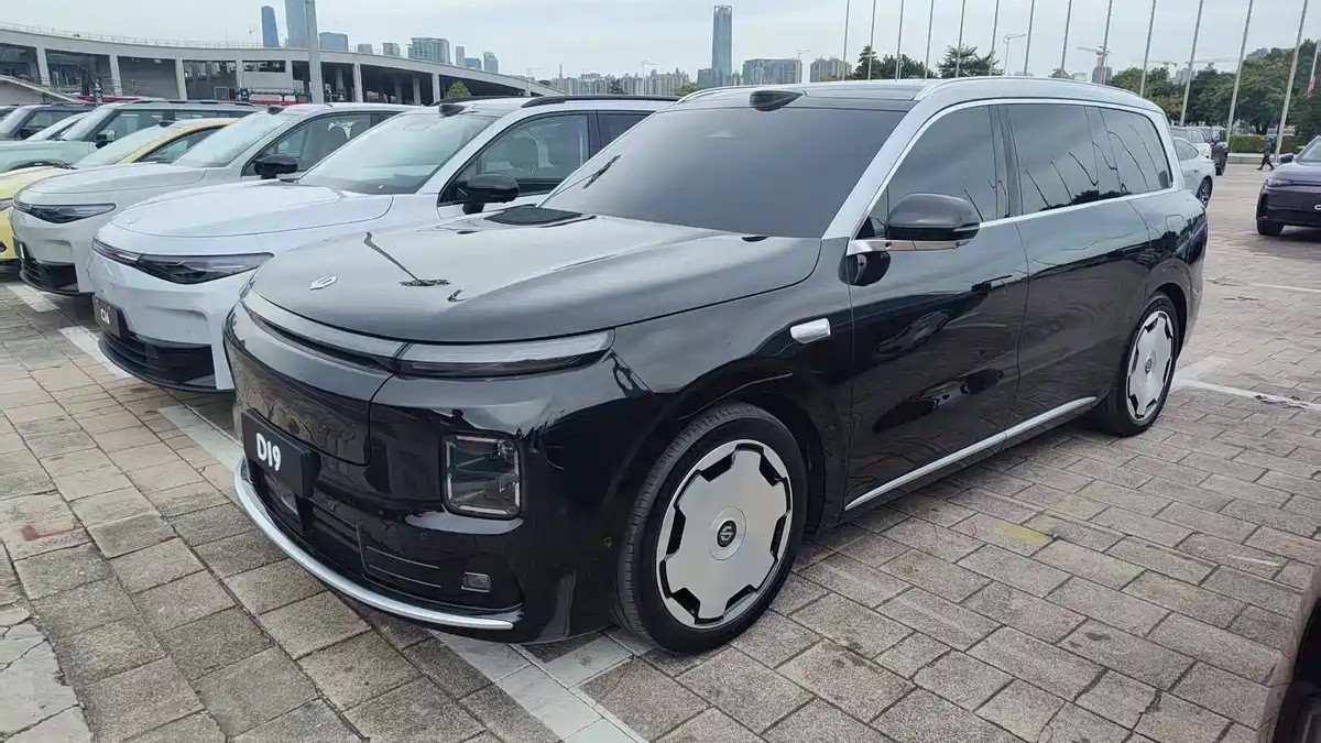 零跑D19到达广州车展展馆外，气场确实很强大