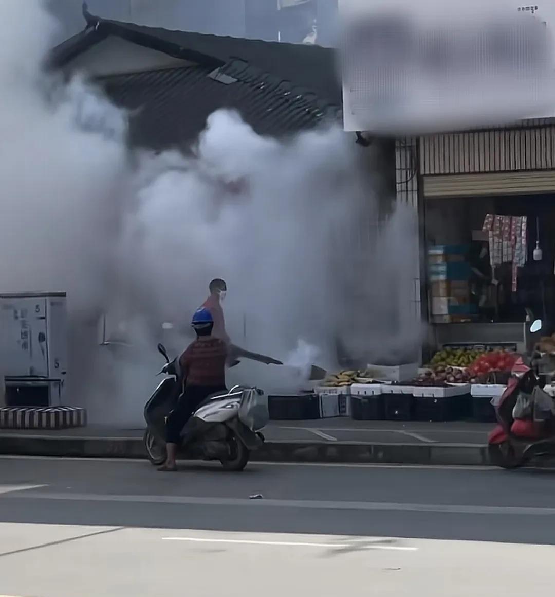 灭蚊消杀本是为大家创造好环境的好事，可有些简单粗暴的方式真让人无语。像这样用化学