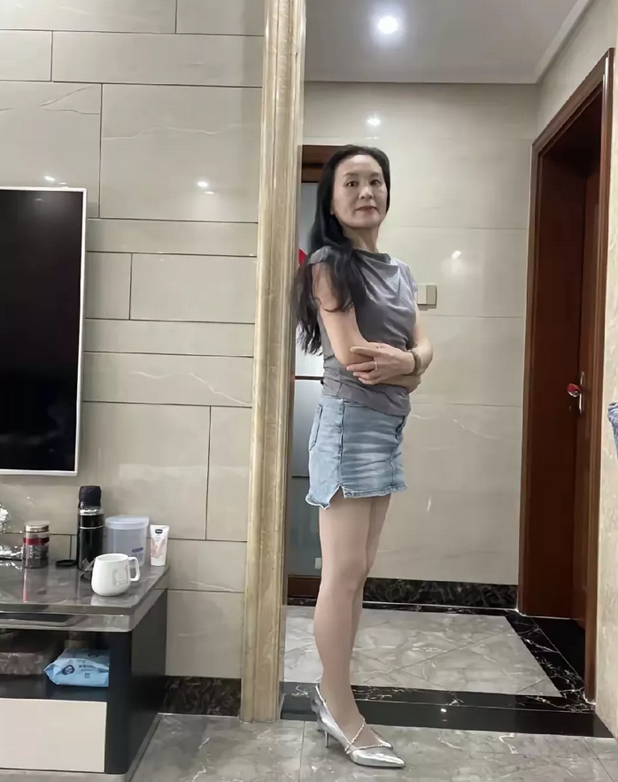 山东青岛，有一名女子在网上吐槽，她的婆婆今年已经53岁了，却经常穿着短裙跟高跟鞋