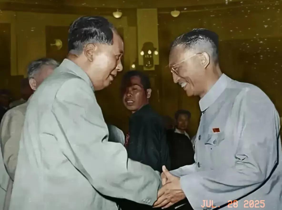 珍贵的老照片分享。
老照片难得一见，1956年7月20日，毛主席接见上海市各个民
