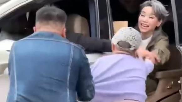 叶童被粉丝“强行留人”，62岁仍魅力不减！当年许仙，如今“浪姐”