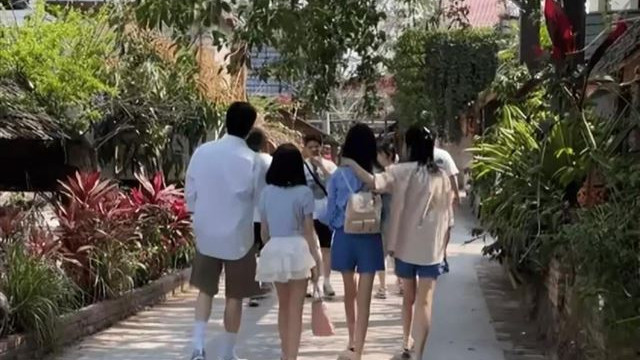 鲍蕾陆毅一家四口现身西双版纳 满屏大长腿 16岁贝儿跟妈妈一样高