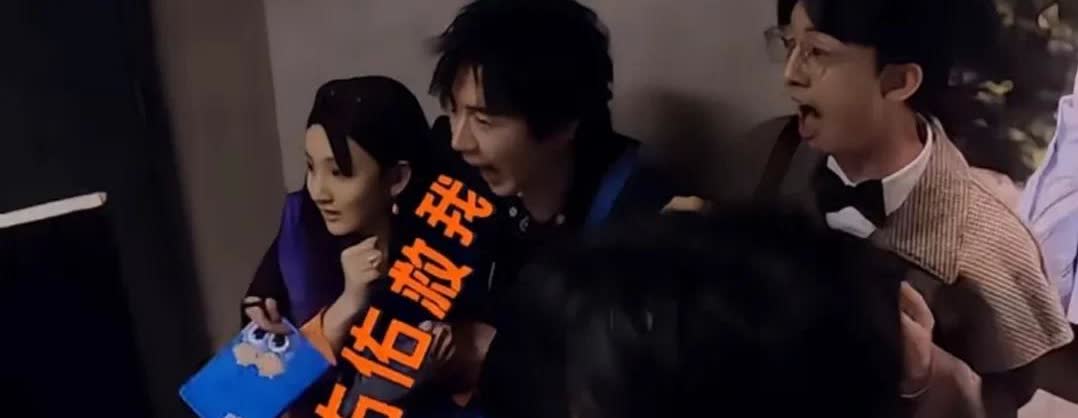 刘宇宁在危急时刻下意识地搂住宋祖儿，偏爱之情展露无遗！在一档推理综艺里，宋祖儿被
